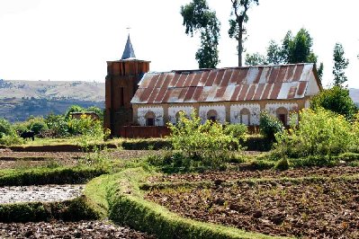 Eglise de campagne en tôle ondulée.(comme les vaches ah! ah! ouais bof!)