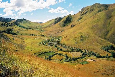 Campagne cultivée dans des étendues isolées.