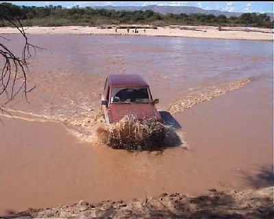 RN35, photo d’Eric, heureusement qu’ils étaient deux 4x4, l’un d’eux a dû être tracté dans la montée.