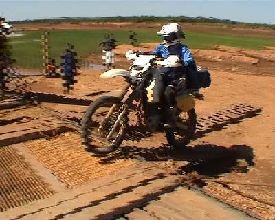 Embarquement des motos sur le bac