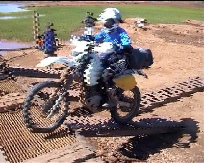 Embarquement des motos sur le bac