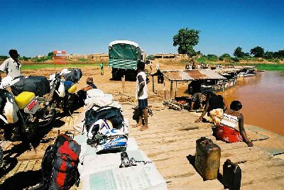 Embarquement pour traverser la  Tsiribihina.