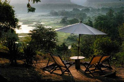 Terrasse de l’hôtel avec vu splendide sur la campagne.