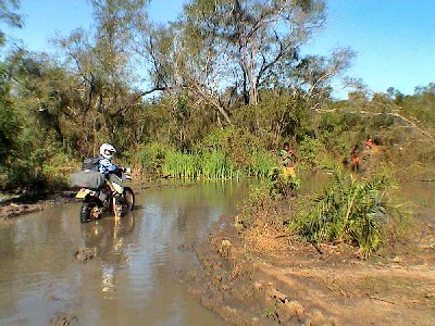 Marigot d’eau trouble peu engageant avec la crainte de glisser dans un trou et de noyer la moto, il  vaut mieux ne pas penser aux nombreux parasites qui doivent pulluler.