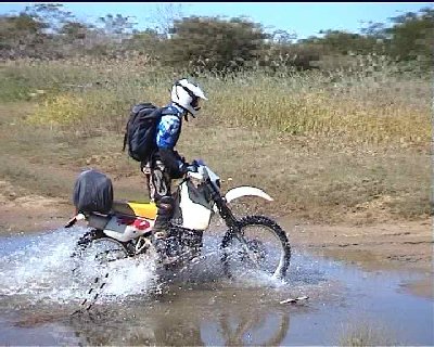 Patrick, traversée d’une grosse flaque, c’est chouette un 350DR !