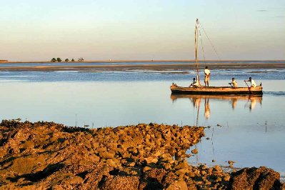 En quelques minutes, le soleil éclaire directement les embarcations.