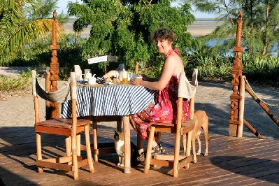 Cathy très bien entourée pour un petit déjeuner sur la terrasse agréable, pas de moto aujourd’hui.