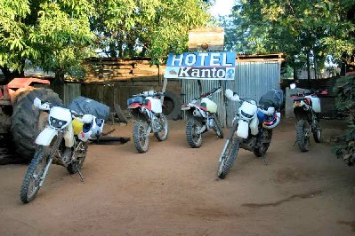 A l’hôtel Kanto de Manja nous sommes rejoints par deux motards qui arrivent de Tuléar via Andavadoaka.