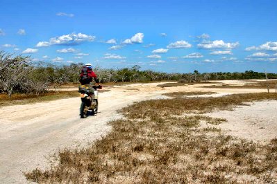 Eric sur son 400XR longe les salines.