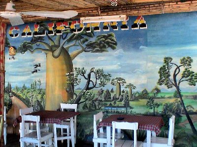 P2005-06mada-SONY211.JPG (79.87 Kio) Vu 19595 fois Décoration de la salle à manger.