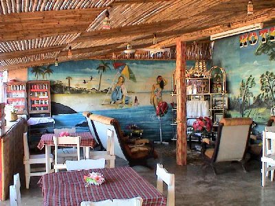 P2005-06mada-SONY210.JPG (92.93 Kio) Vu 19595 fois Salle à manger de l’hôtel California.