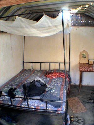 P2005-06mada-SONY215.JPG (40.49 Kio) Vu 19596 fois Intérieur du bungalow.