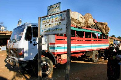 P200506madNUM467.JPG (58.23 Kio) Vu 19595 fois Bus taxi brousse, devant l’hôtel California, passagers et bagages en direction de Morombe.