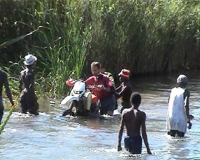 MadMai2005K3.19.JPG (54.25 Kio) Vu 21664 fois Eric passe sagement sa Honda.