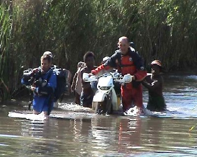 MadMai2005K3.17.JPG (45.06 Kio) Vu 21664 fois Cathy a trouvé une grande âme charitable pour pousser sa moto dans le marigot pendant que Patrick traverse des bagages.