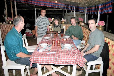 Anniversaire de Cathy entourée du patron de l’hôtel, Eric et les deux motards réunionnais rencontrés à Manja