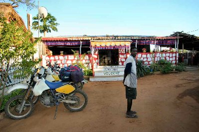 Le 350DR de Cathy chargée de tous les bagages à cause du cadre cassé de celui de Patrick, heureusement,  il n’y a que de l’autoroute pour arriver à Tuléar (bonne piste roulante de 4 mètres de large).