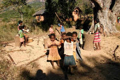 Gamins sur le chemin de l’école.