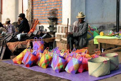 Ambositra, marchand de sacs.