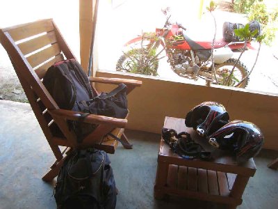 les bagages, 2 sacs à dos, un petit sac de sport sur une des 2 motos