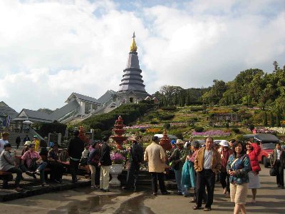 temple vers le Doi Ithanon point culminant de Thailande, très visité par les thaïlandais