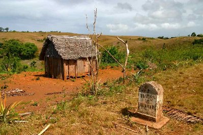 RN12,les cases en dur ont laissé la place aux cases biodégradables,habitations conseillées pour ceux qui se croient écolos