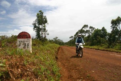 enfin de la piste,le goudron est un peu  plus loin à quelques centaines de km,borne kilomérique qui rappelle le temps des français