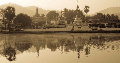MAE HONG SON, reflets du temple dans le lac