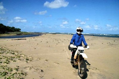 les transats sont loin,il passe très peu de monde sur la RN12,ces plages en sont éloignées  d'une dizaine de km,rare sont les touristes qui foulent ce sable