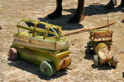 ici pas de nintenchose,des bouts de tongues pour les roues, paradoxalement,les enfants ne font pas de caprices,s'amusent de rien dès qu'ils ont du temps, à méditer pour les parents