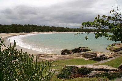 la belle plage sauvage de Lokaro pour combien de temps encore ?