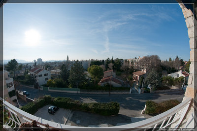 Vue de mon balcon. Le soleil est dans le champ, mais pas trop de traces du flare. Par contre, faut faire gaffe à l'horizon qui a vite fait de partir en vrac.