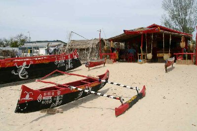 Anakao,la station touristique  du sud ouest,originale publicité sur les pirogues