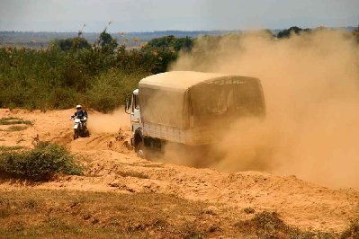 RN6 direction Diégo Suarez alors, qui va se pousser ? l' intrépide Cathy ou le camionneur fou ? vous le saurez dans un prochain épisode de CatPat à Mada  octobre 2005 ....du moins si çà vous intéresse, faites le savoir.