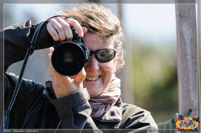 Cathy qui aime bien quand les sidecaristes passent en lui faisant coucou