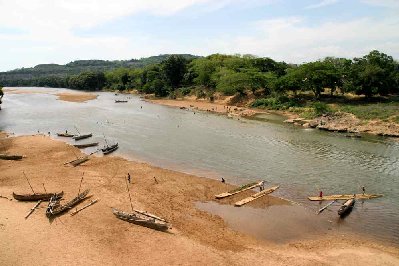 Les barges servent à récupérer à la main le gravier et le sable dans le lit de la rivière