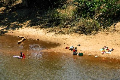 La buanderie sert aussi de salle de bain, piscine, terrain de jeu pour les enfants