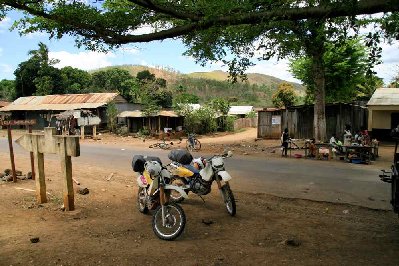 La RN6 est goudronnée de Ambanja à Diégo, les pancartes sont aussi un vestige du temps des français