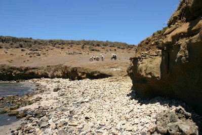 Difficile de trouver un coin d’ombre pour pique-niquer quand le soleil est au zénith sauf ici sous les rochers