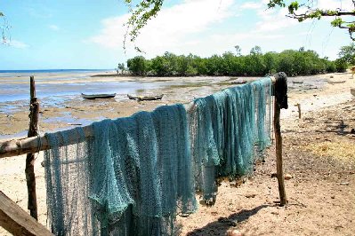 Une baie au sud de Raména, les filets sèchent pendant que les pêcheurs se reposent