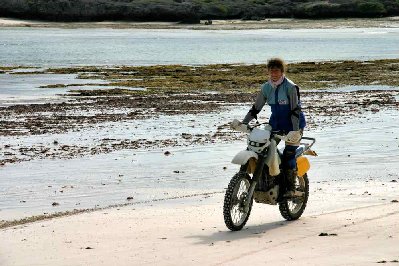 Une motarde à la plage, les traces de roues s’effaceront naturellement