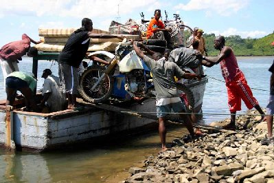Les motos sont facilement chargées à la force des bras malgaches