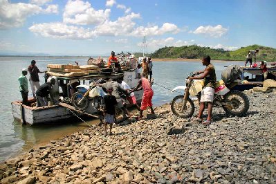 Embarcadère d’Ankify, nous avons la chance de trouver un « gros » bateau pour charger les motos