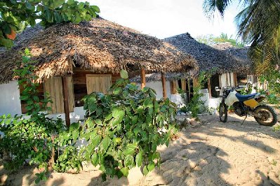 Bungalow ombragé, petit coin de paradis couleur locale, parking privé, que demander de plus ?