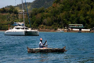 Madagascar terre de contraste, les bateaux modernes côtoient les frêles embarcations locales