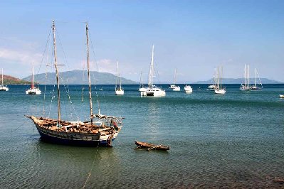 Toujours le contraste, vieux boutre et catamarans modernes