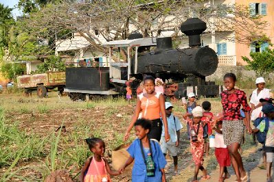 Dzamandzary, la locomotive sert au transport de la canne à sucre, moins rentable que le tourisme ici, il reste quelques exploitations, la distillerie, des équipements désaffectés, la production suffit à la consommation locale