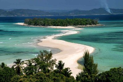 Nosy Iranja, la mer a pratiquement isolé l’île hôtel, les luxueux bungalows sont invisibles car particulièrement bien cachés dans la végétation, au loin la côte malgache, une réussite