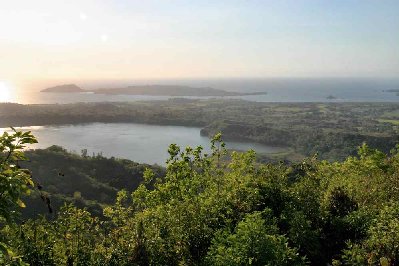 Vue panoramique depuis un sommet de Nosy Be, la végétation, un lac, la côte, une île