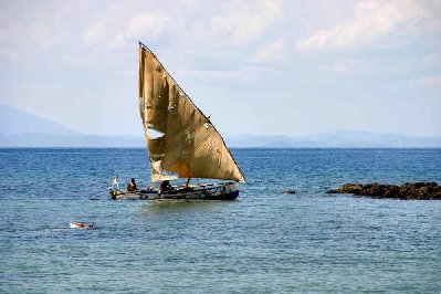 Bateau de pêcheur et  Cathy en PMT, elle rencontre une énorme tortue sous l’eau